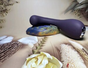 Je Joue G-Kii in purple laying on a cream background with flowers